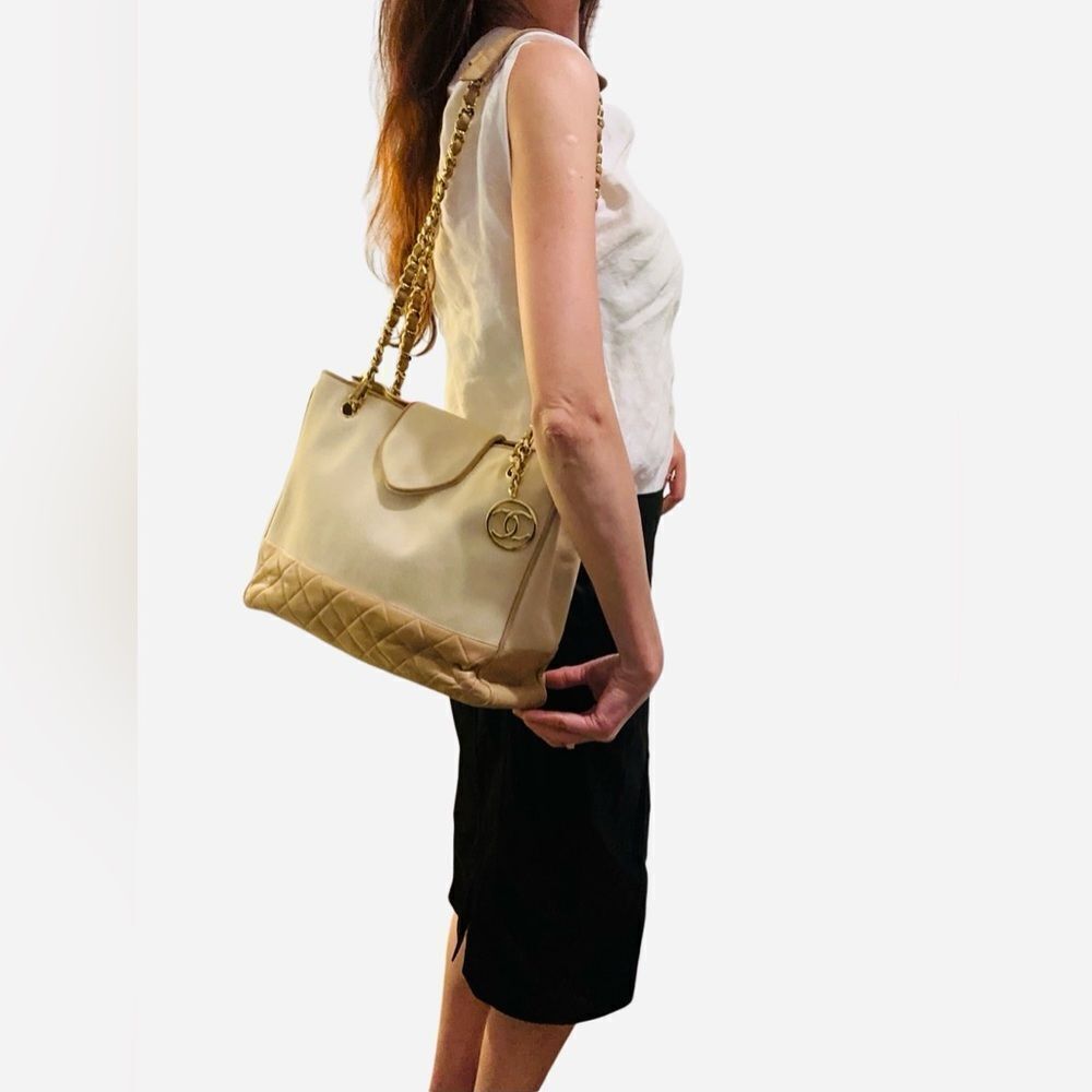 Chanel Chic Two-Tone Designer Tote Bag - Picture 14 of 15